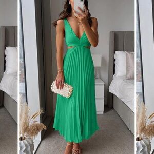 Chic Green Maxi Dress with Cutout Detail - brand new, tags in place